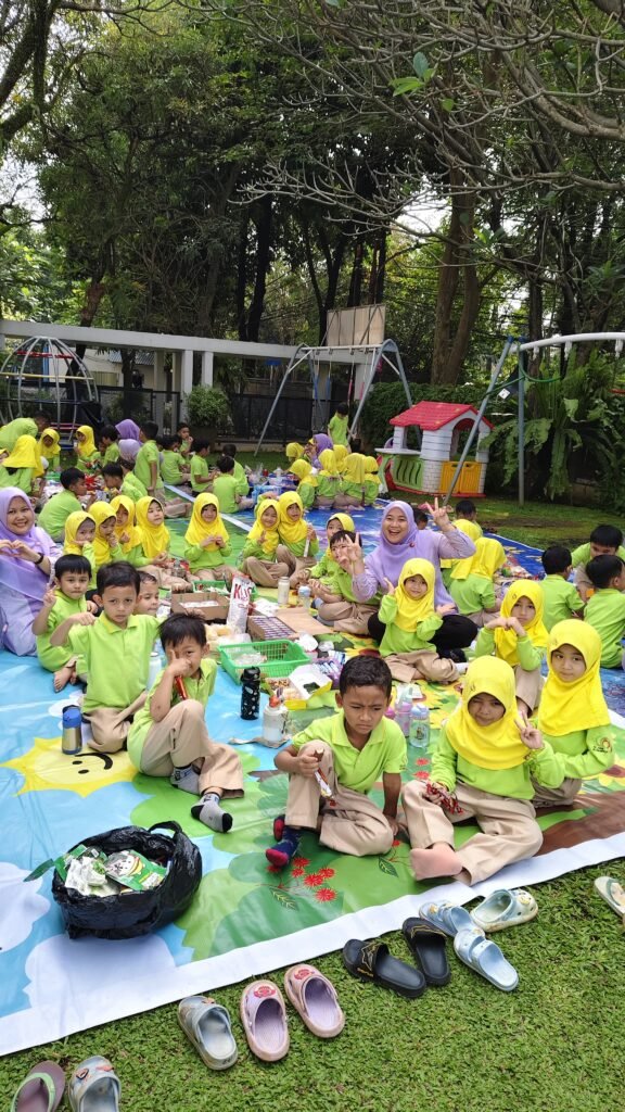 Anak-anak bermain aman di lingkungan TK Islam Jagakarsa"